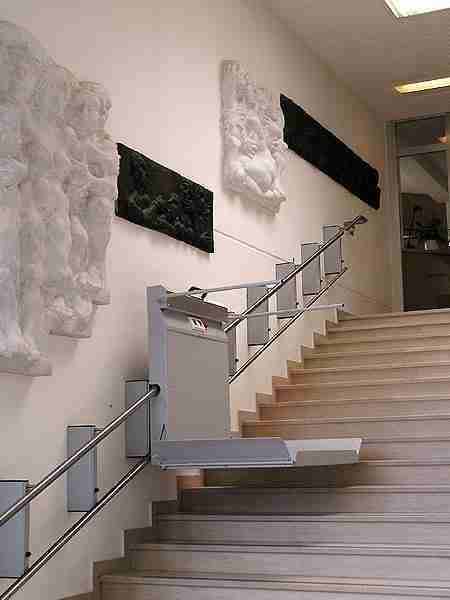 מדרגון כיסא או משטח? הבחירה הנכונה לניידות בבית